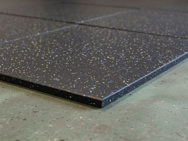 Um pavimento de ginásio de garagem limpo com ladrilhos de encaixe perfeito.